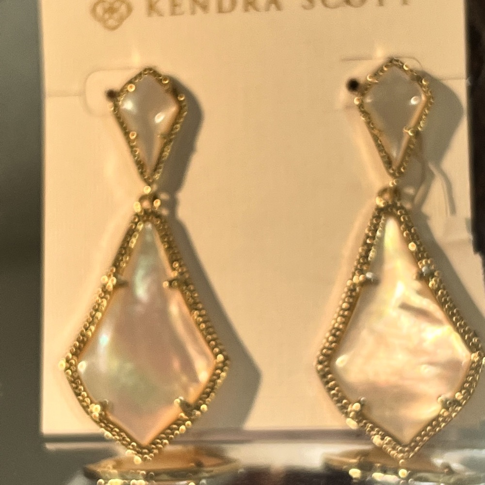 NWT Kendra Scott RARE & Retired Alexa Earrings Ivory Pearl & Yellow Gold GORG! - Picture 4 of 9